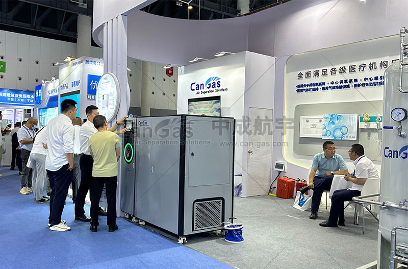 1687249210250035.jpg 展会现场 讲解2.jpg